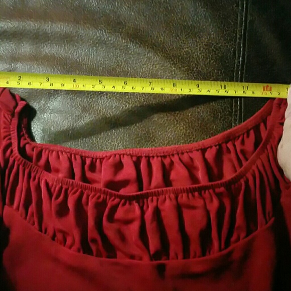 Beautiful red top - Picture 4 of 4